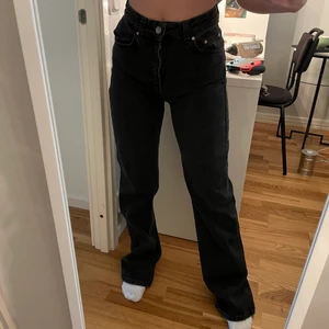 Stradivarius jeans - Superfina jeans från Stradivarius som är för långa för mig som är 160! Passar bra i storleken som är 34 :)