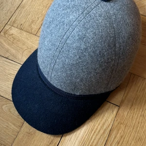 Ullkeps  - Fint skick och justerbar.