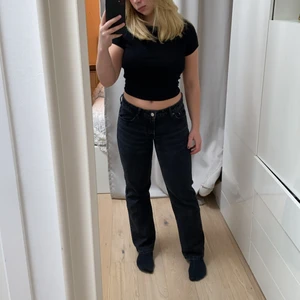Low waist jeans - Säljer nu mina superfina arrow low jeans i grå/svart från weekday!! Dessa är superfina men tyvärr har de blivit något tajta på mig😢🙏🏼