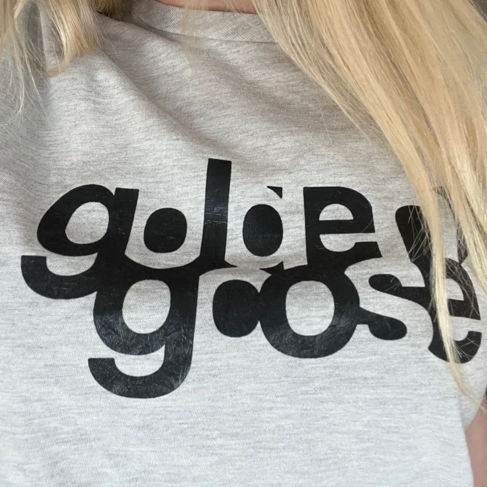 Super snygg Golden Goose t shirt🖤⚡️🖤⚡️🖤 Står storlek L i tröjan men jag är vanligtvis Xs/S och den sitter perfekt på mig🖤. Toppar.