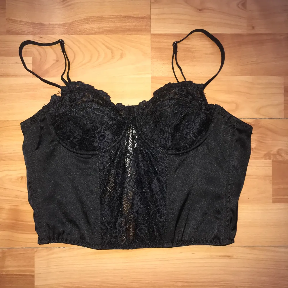 Very sexy black bustier top from urban outfitters. . Toppar.