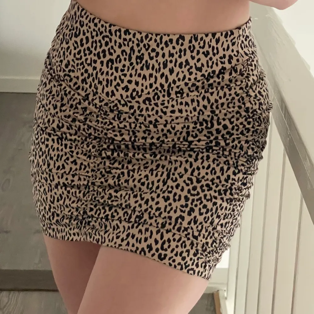 Rynkad leopard kjol från Zara!! Aldrig använd och helt slutsåld! Super snygg och lite liten för mig med st38/40 lite bredare höfter, men skulle säga att den passar dig med ca st.xs-S. Kjolar.