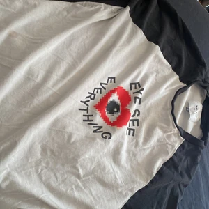 Långärmad tröja - Jag säljer denna tröja för att den inte används längre, den är som ny förutom att det finns en svag fläck på tröjan. Kan mötas upp i stockholm