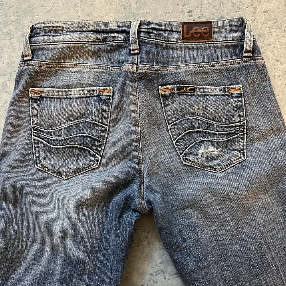 Säljer dessa sjukt snygga lågmidjade jeansen som tyvärr är för små för mig. Jag brukar vanligtvis ha 28 i jeans/36 i byxor. Jag är 170 och byxorna går ner till marken på mig 💖. Jeans & Byxor.