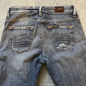 Lee low waist jeans - Säljer dessa sjukt snygga lågmidjade jeansen som tyvärr är för små för mig. Jag brukar vanligtvis ha 28 i jeans/36 i byxor. Jag är 170 och byxorna går ner till marken på mig 💖