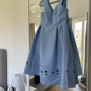 By Malina - Jätte fin klänning i oanvänt skick, perfekt till brölopp eller student event.