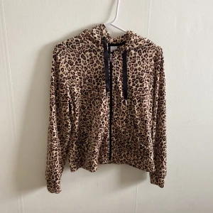 Oanvänd Gina tröja - Säljer för kom inte till användning, helt ny 