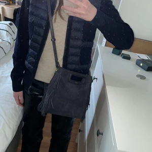 Maje väska  - Intressekoll på min gråa maje väska. Den köptes hösten 2021 och är mycket sparsamt använt, den ser ut precis som ny. Den är i grå mocka och är i den större storleken så man får plats med väldigt mycket i den. Inga fläckar eller liknande. Nypris var 2 500.