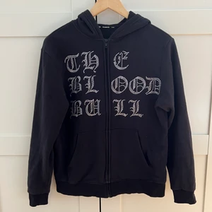 Rhinstone hoodie - Säljer en Rhinstone hoodie från yoospu en lite sten saknas säljer dem för att den är för liten nu Köpte den för 600 säljer den för 300                                                           🎈🍉