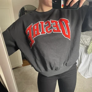 Sweatshirt  - Använd fåtal gånger så i fantastiskt skick. Köparen står för frakten!