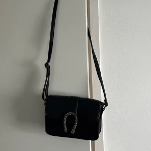 Väska  - Väska köpt på ur och Penn som aldrig har blivit använd🥰 köparen står för frakten