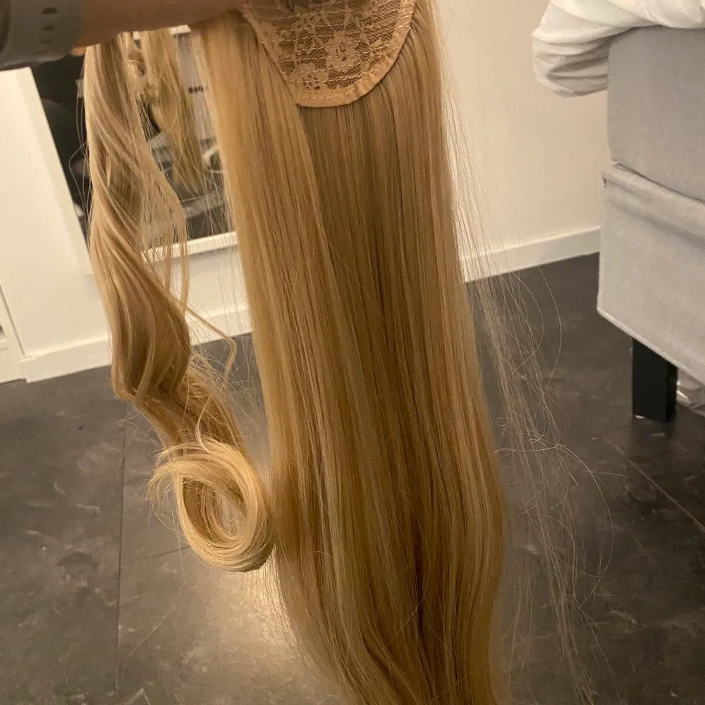 En jätte fin och välbehandlade ponytail löshår från rapunzel of sweden. Endast använd en gång. Är i syntetisk hår. Nypris 400kr . Övrigt.
