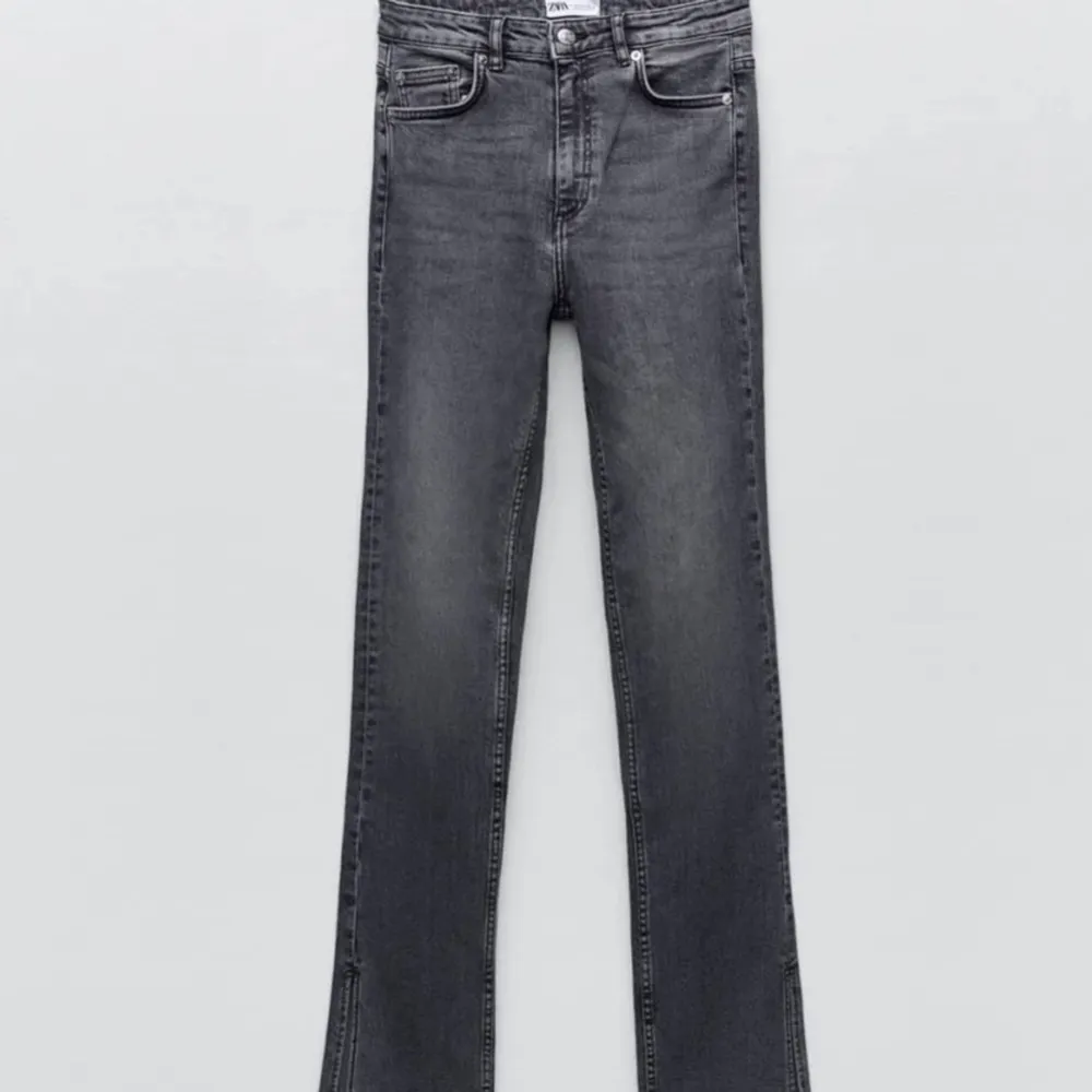 säljer dess fina zara jeans som är använda typ 1 gång, alltså i jättefint skick. Säljer för att de är lite små på mig💞. Jeans & Byxor.
