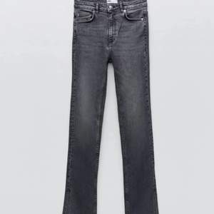 säljer dess fina zara jeans som är använda typ 1 gång, alltså i jättefint skick. Säljer för att de är lite små på mig💞