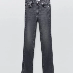 zara jeans  - säljer dess fina zara jeans som är använda typ 1 gång, alltså i jättefint skick. Säljer för att de är lite små på mig💞