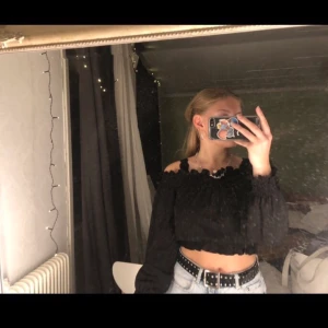 Svart Off shoulder tröja - En väldigt fin off shoulder tröja ifrån Ginatricot som är i nästintill nyskick💓