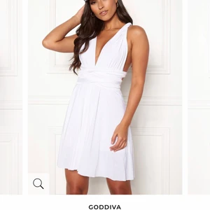 Student/skolavslutnings klänning - Säljer min sjukt fina studentklänning som jag aldrig använt då den är för stor för mig. Köpte förra året och sjukt svår o visa på bild men självklart kan jag fixa det om någon vill. Exakt samma som på bilden. Banden är långa och går och fixa hur man själv vill ha den , exempelvis som på bilderna. 599 nypris. Köparen står för frakten 💕