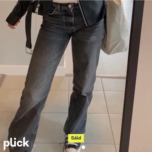 Grå zara jeans - Säljer dessa grå zara jeans💕