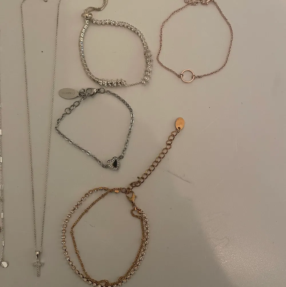 Säljer massa olika smycken. Dem flesta är ifrån hm och glitter. Ingår 4 armband och 4 halsband  säljer endast tillsammans, ej separat:). Accessoarer.
