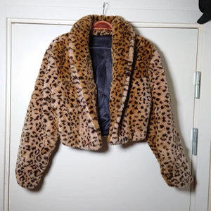 Leopardjacka - Kort leopardjacka i fuskpäls, inga knappar är liknande, storleken motsvarar typ XS🌱