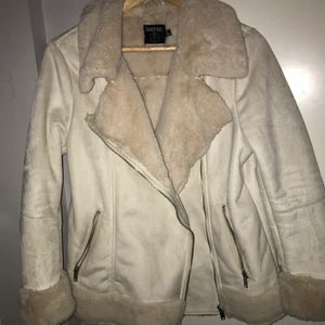 Mysig  Vår/höst jacka  - jacka i storlek 38 men passar även 36 or då jackan är i oversize modell. Kommer inte till användning längre . Bekväm snygg och mysig. Har fickor och silver dragkedjor  