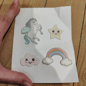 Patches - Jättesöta tygmärken som man ska stryka på kläder, exempelvis där det är hål eller bara som man vill! Helt oanvända, plasten kring dem har bara tagits bort. Ej spårbar frakt kostar 15kr