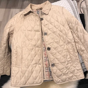 Quiltad vårjacka - Väldigt fin quiltad beige/cremefärgad vårjacka med fint innerfoder och detaljer! Väldigt sparsamt använd!