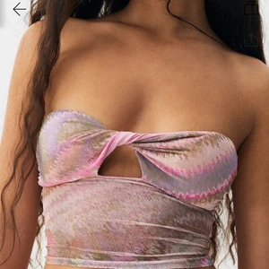 ⭐️Missoni inspirerad tub top⭐️   - Superfin tubtop i stretchigt material😍💫 Från Pull&bear men är slutsåld i alla storlekar på hemsidan. Storleken är L men passar nog allt från S-L just på grund av materialet. Problemet för mig var att storleken blev för liten i ”kupan”. 