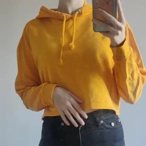 Croppad hoddie - En gul/organge croppad hoddie från H&M