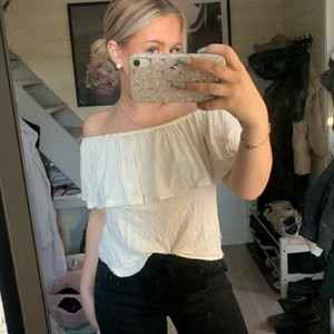Vit offshoulder topp - super söt vit offshoulder blus med volang💗 Den är knappt använd så i väldigt gott skick😊 