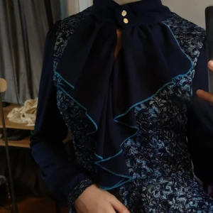 Mörkblå blouse med volanger, Size S - Super snygg mörkblå blouse med blommor detaljer och volanger! Frakt ej inkluderat men priser går att diskutera 🤗(skriv till mig kring fler frågor o bilder)