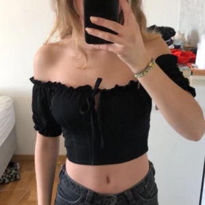 topp från boohoo - säljer en supersöt topp från Boohoo som jag säljer pågrund av att jag inte använder den så mycket längre! använd max 5 ggr💕