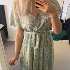klänning - säljer denna klänning då jag alldrig använde den förra sommaren. super fin sommarklänning med knyte i midjan. 💓