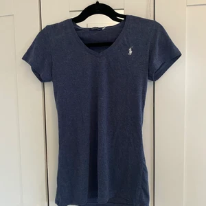 Polo T-shirt M - Blå T-shirt storlek M men skulle säga mer en S 😇 40kr+frakt 36kr
