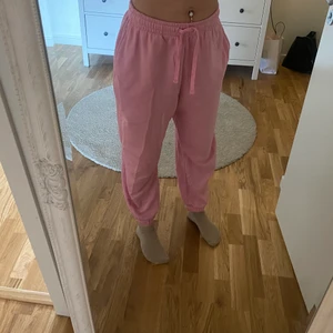 Rosa mjukisbyxor  - Rosa mjukisbyxor från HM💕 knappt använda! 
