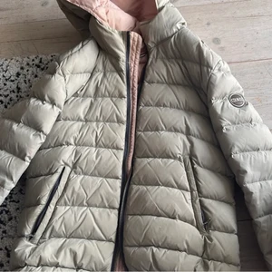 Colmar jacka!❤️ - Så fin colmar jacka, perfekt nu till våren! Har tecken på användning därav priset men har fortfarande mycket kvar att ge. Jackan är i storlek 40 vilken jag tror motsvarar S! Det har tyvärr kommit lite färg eller något inuti jackan men det är inget som syns när man har den på. Kan mötas upp!💕💕