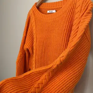 Fin orange stickad tröja från NA-KD i väldigt bra skick. Storlek XS, men oversized skulle jag säga. Säljer för 70 kr💕