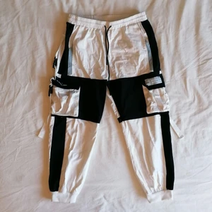 Cargopants - Svartvita cargopants med stora fickor och snygga detaljer. 