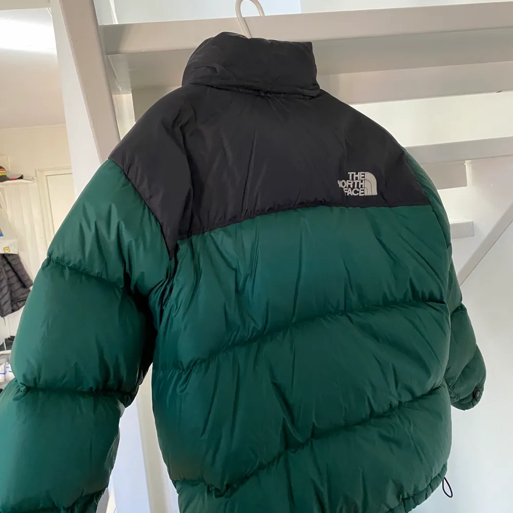 Väldigt snygg North face dun jacka, har ett hål på armen som är lagat med sytråd där av priset.. Jackor.