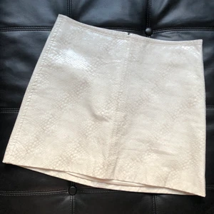 Vit kjol från h&m - Vit kjol från H&M i storlek 38. Oanvänd i nyskick. Läderimitation. Nypris: 499 kr.