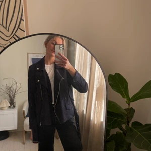 Jacka Filippa K  - En superhärlig mörkblå våjacka från Filippa K i bikermodell. Storlek M. 