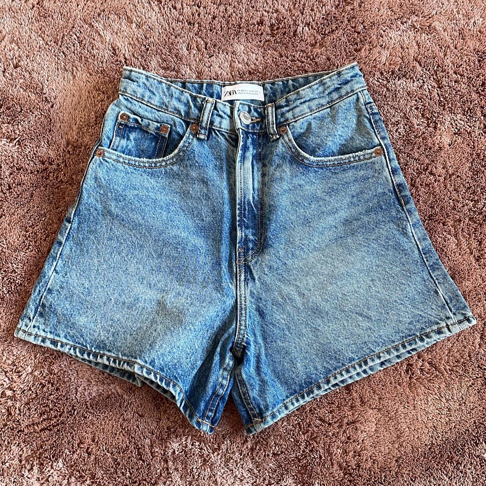 Jättefina och sköna shorts från Zara, storlek 34 och är i nyskick.. Shorts.