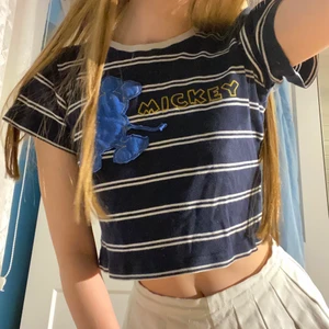Disney babytee  - Blå och vit Disney babytee med mussepiggtema:)