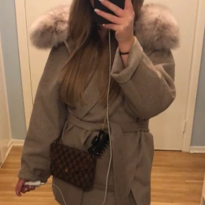 Kappa med päls - Säljer min älskade kappa med pälskrage. Som ny endast använd några gånger. Säljer för jag inte använder längre. 
