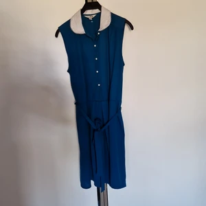 Retro klänning - Petrol blå klänning med söt vit krage