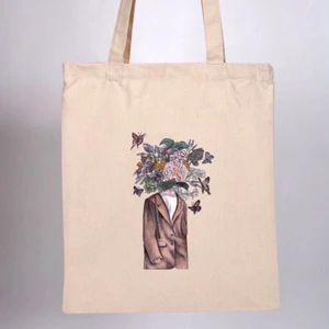 Tygkasse - Jag och mitt UF-företag, mytote.uf, har tagit fram denna naturvita tygkasse med handmålat motiv. Helt oanvänd och bra kvalitet, gjord av återvunnet bomull.💜 Passa på att köpa nu vi avvecklar snart!