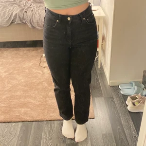 Svarta jeans - Svarta jeans från Gina tricot i storlek 34 men de är ganska stretchiga så jag (36/38/W26/27) kan ha dem. Fint skick då de knappt kommit till användning. (Första bilden är från idag och andra bilden är från då jag köpte dem.)
