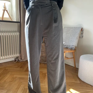 Djerf avenue favorite pants - Djerf avenue favorite pants i grå. Storlek XS, passar även en S. Endast använda en gång så i väldigt bra skick! 