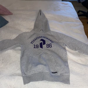 Peak performance hoodie - En fin peak hoodie i strl S, den är i väldigt fint skick o säljs pga används inte🤍(pris kan diskuteras)