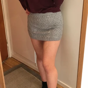 Stickad miniskirt - Gråglittrig stickad miniskirt från H&M. Stl 146/152 (barnstorlek) men passar nog XS/S beroende på hur man vill att den ska sitta. Jag brukar ha stl M (se bild 1). Säljer för att den är för liten för mig. Jag kan mötas upp annars tillkommer frakt!! Valfritt fraktalternativ från Postnord. (Köpare står för allt)